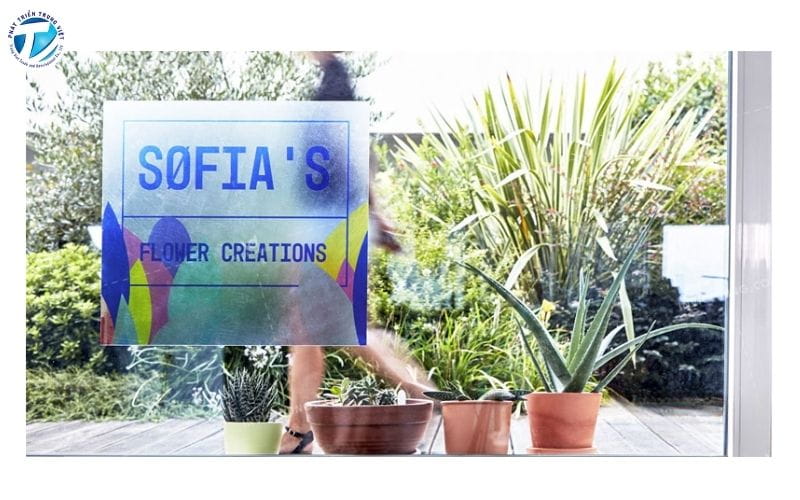 Decal dán kính ngược hoạt động dựa trên nguyên lý in đảo chiều hình ảnh